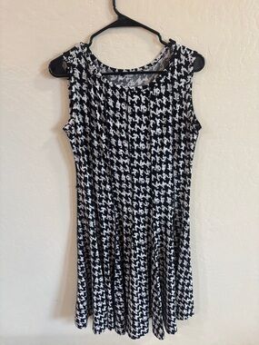 Forever 21 Black and White Houndstooth Sleeveless Mini Dress